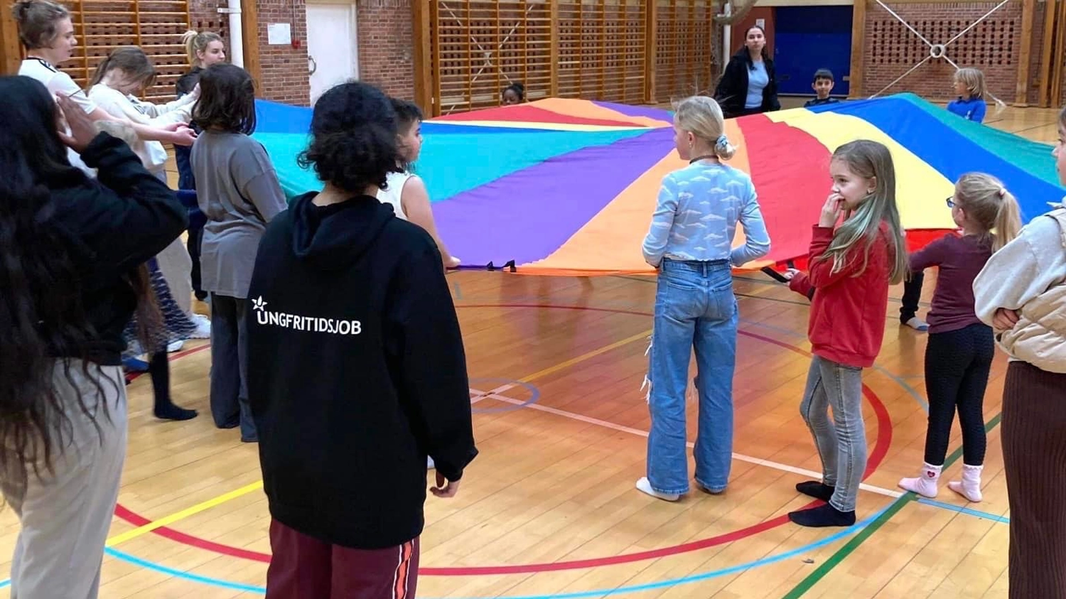 Børn der leger i en hal