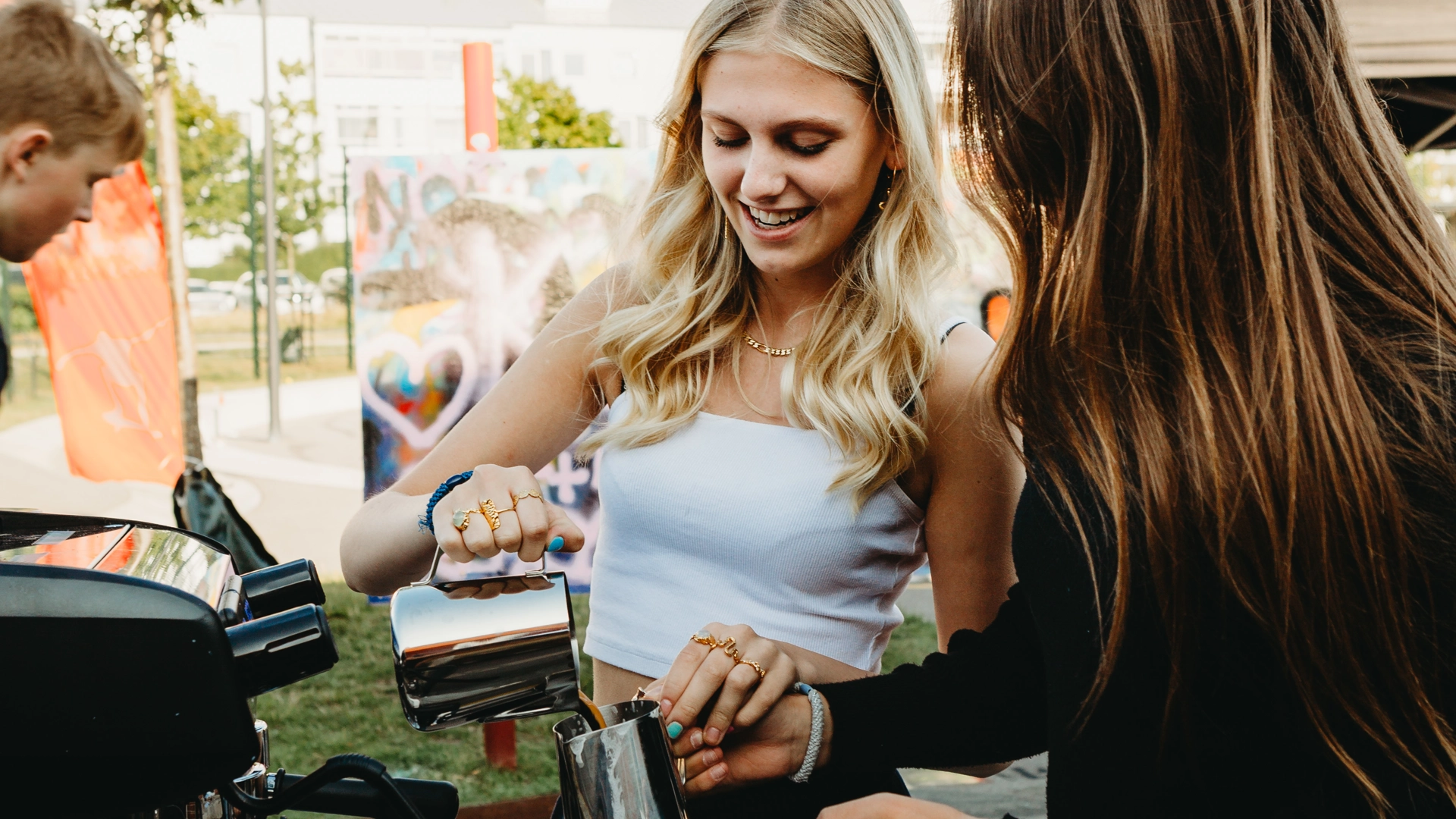 2 unge fritidsjobbere betjener barista kaffemaskinen