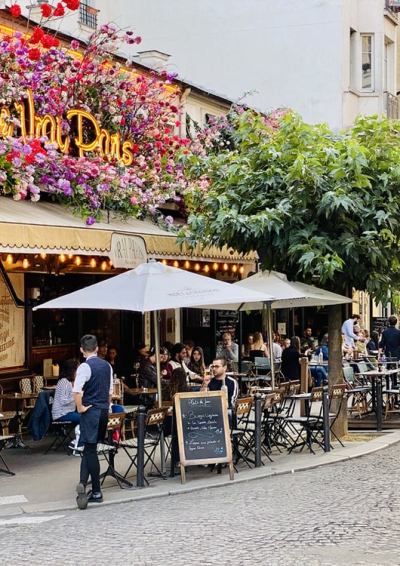 cafe med udendørs servering i Paris