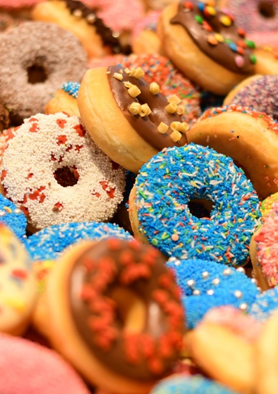 Foto af donuts med forskellig krymmel og glassur