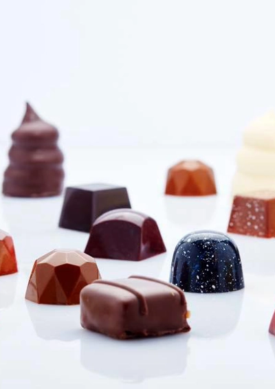 Foto af fyldte chokolader i forskellige forme og farver