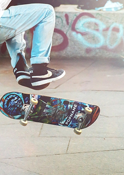 Foto af fyr, som står på skateboard