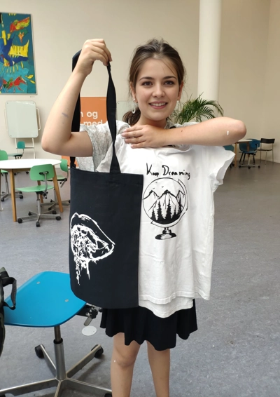 Piger der holder mulepose og tshirt_AI genereret