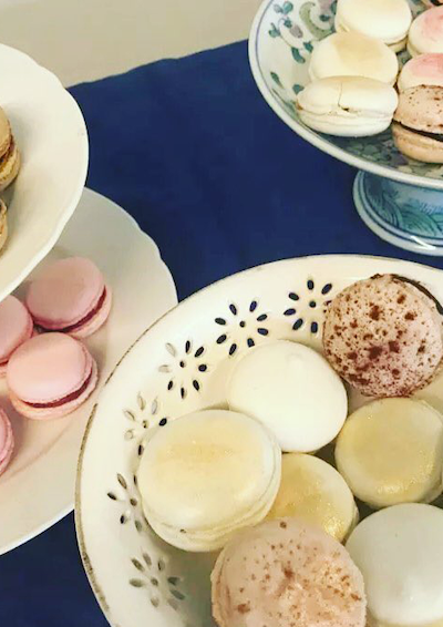 Macarons på fade