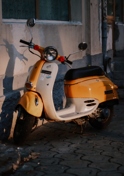 orange og hvid scooter