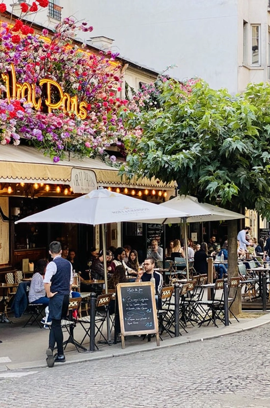 cafe med udendørs servering i Paris