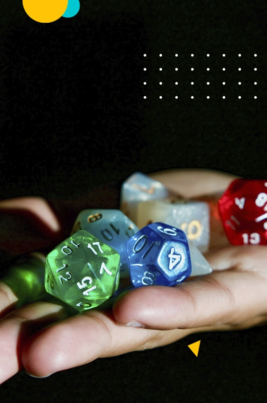 rollespil symboliseret ved forskellige farvede terninger holdt frem i fremstrakt hånd