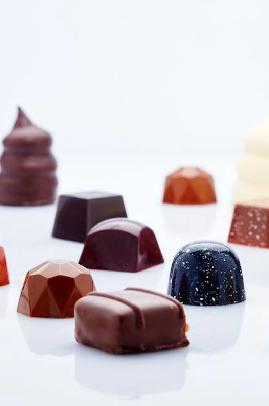 Foto af fyldte chokolader i forskellige forme og farver