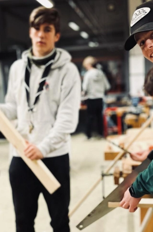 Børn arbejder i træværksted