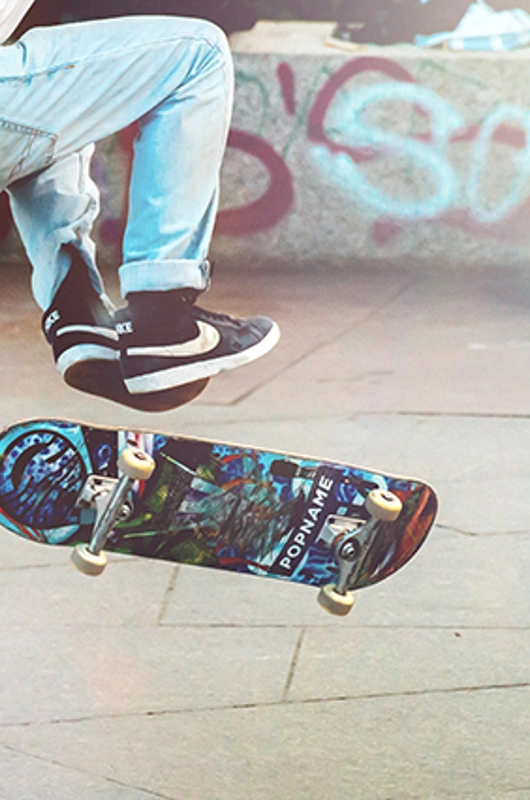 Foto af fyr, som står på skateboard
