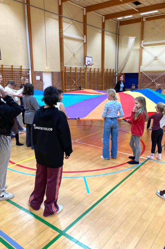 børn der leger i en hal