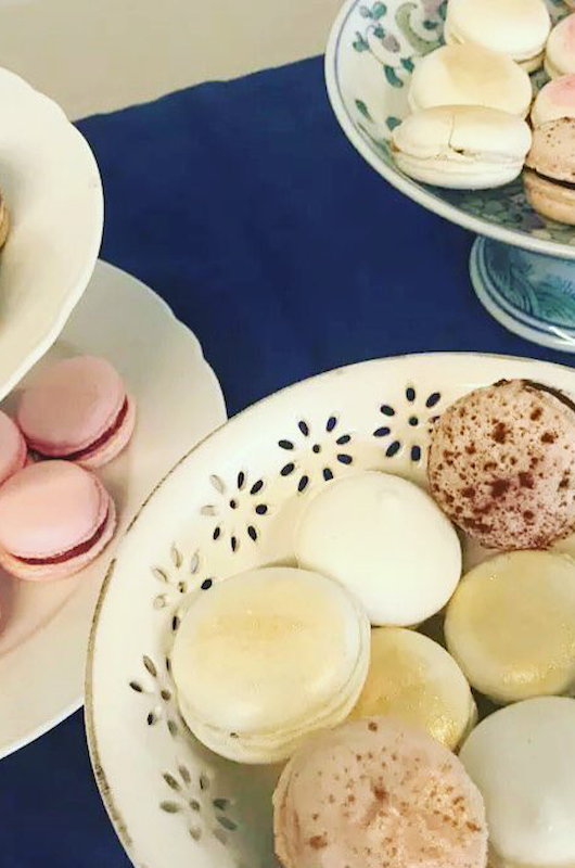 Macarons på fade