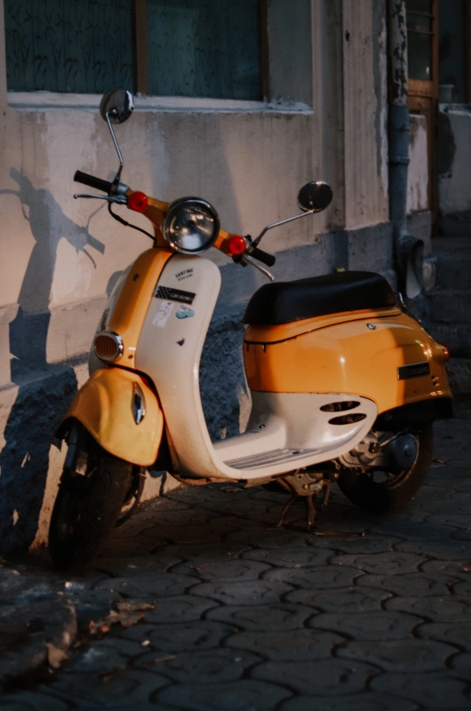orange og hvid scooter