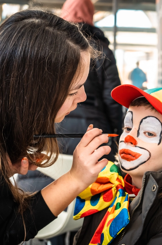 kvinde maler barn i ansigtet